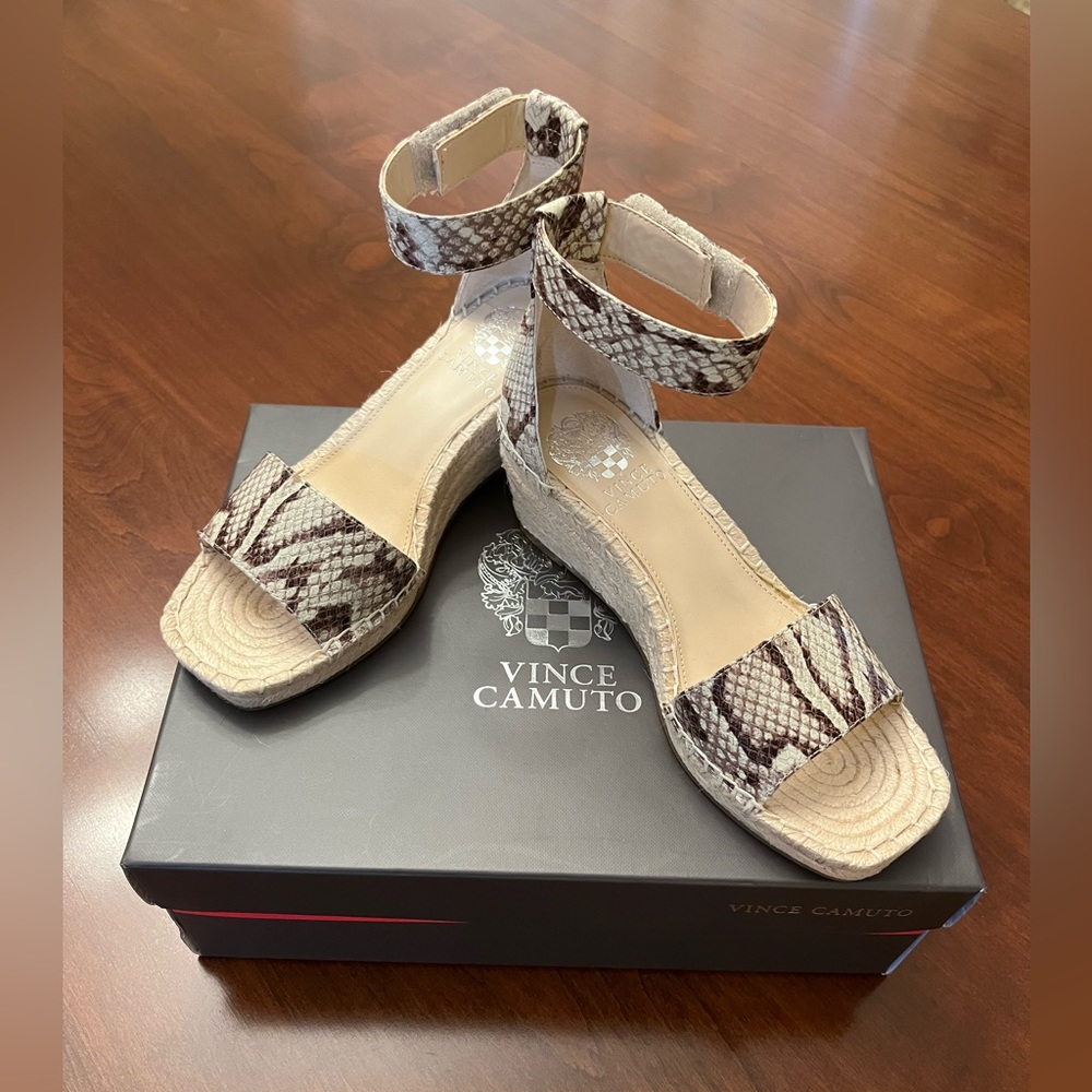 VINCE CAMUTO “VC-JESLA” Leather Wedge Oatmeal color, multi-Cotia Snake.